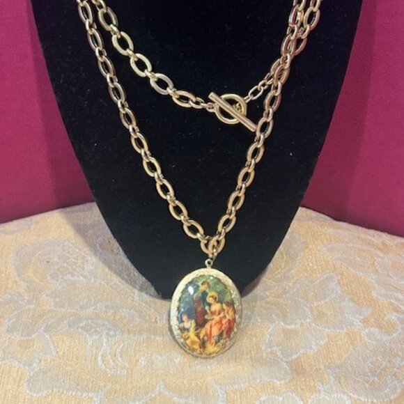 LOCKET – Large Courting Scene Gold Pendant NECKLACE - Picture 1 of 10